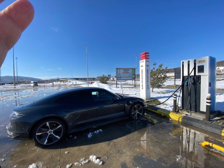 Elektrikli otomobilin kışın şarj istasyonunda şarj edilmesi